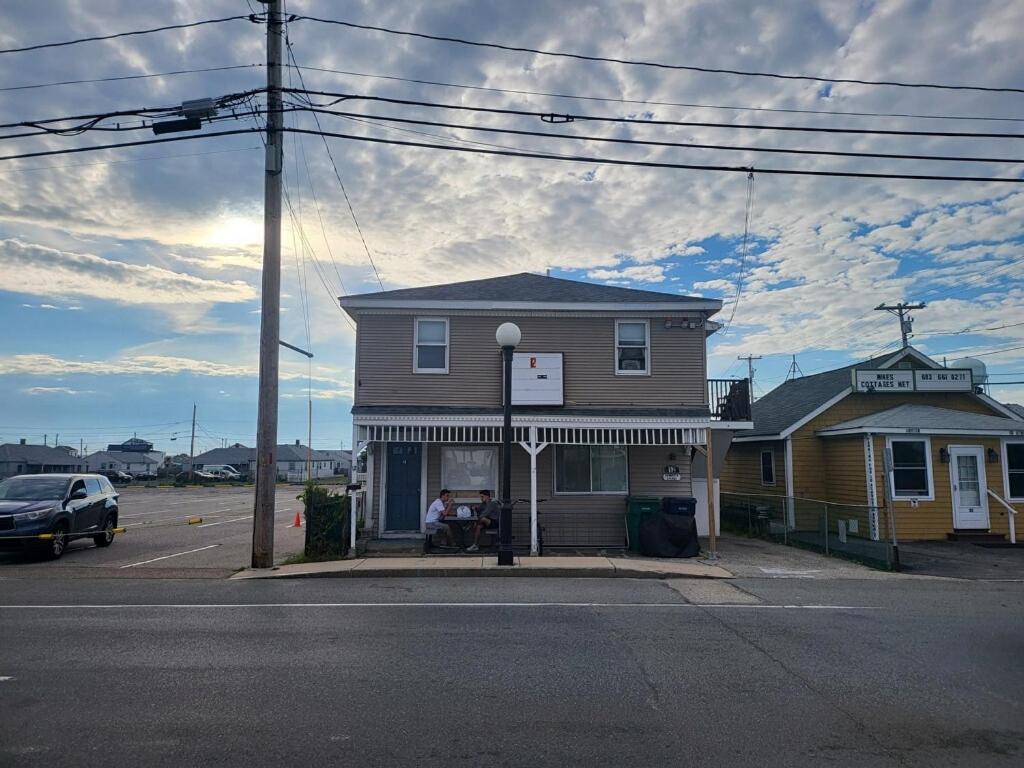 12 Ashworth Ave Suites Hampton Exterior photo